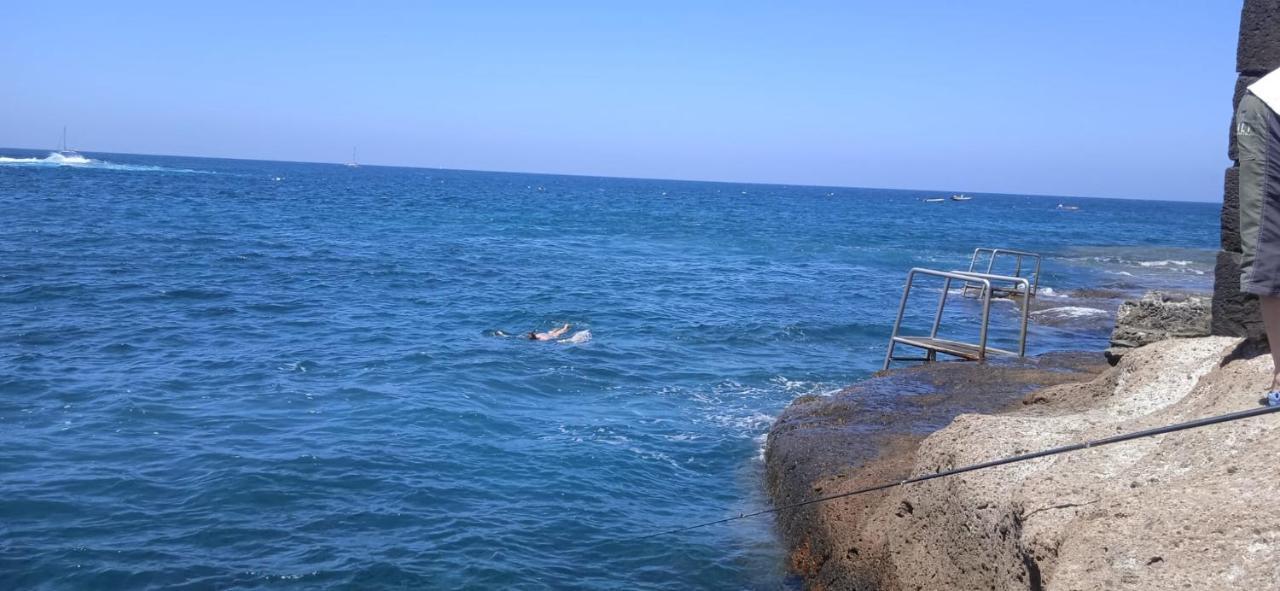 Spacious Apartment Just Few Steps Of The Ocean In La Caleta Адехе Екстериор снимка